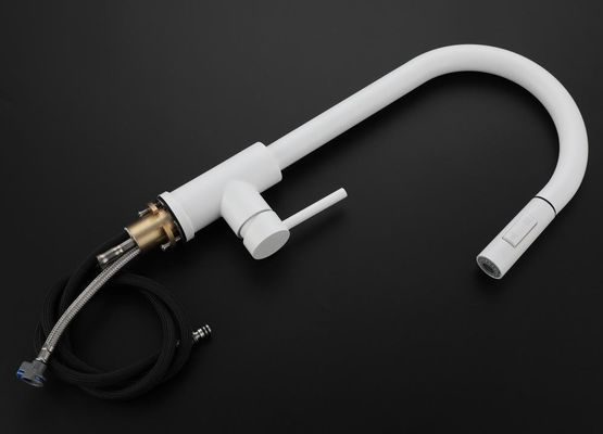 SUS304 Dapur Extendable Pull Out Sink Faucet Tap Dengan Sprayer Mat putih